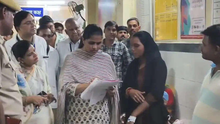 जिला कलेक्टर ने अस्पतालों का किया निरीक्षण, गर्मी में मरीजों को बेहतर सुविधाएं देने के निर्देश