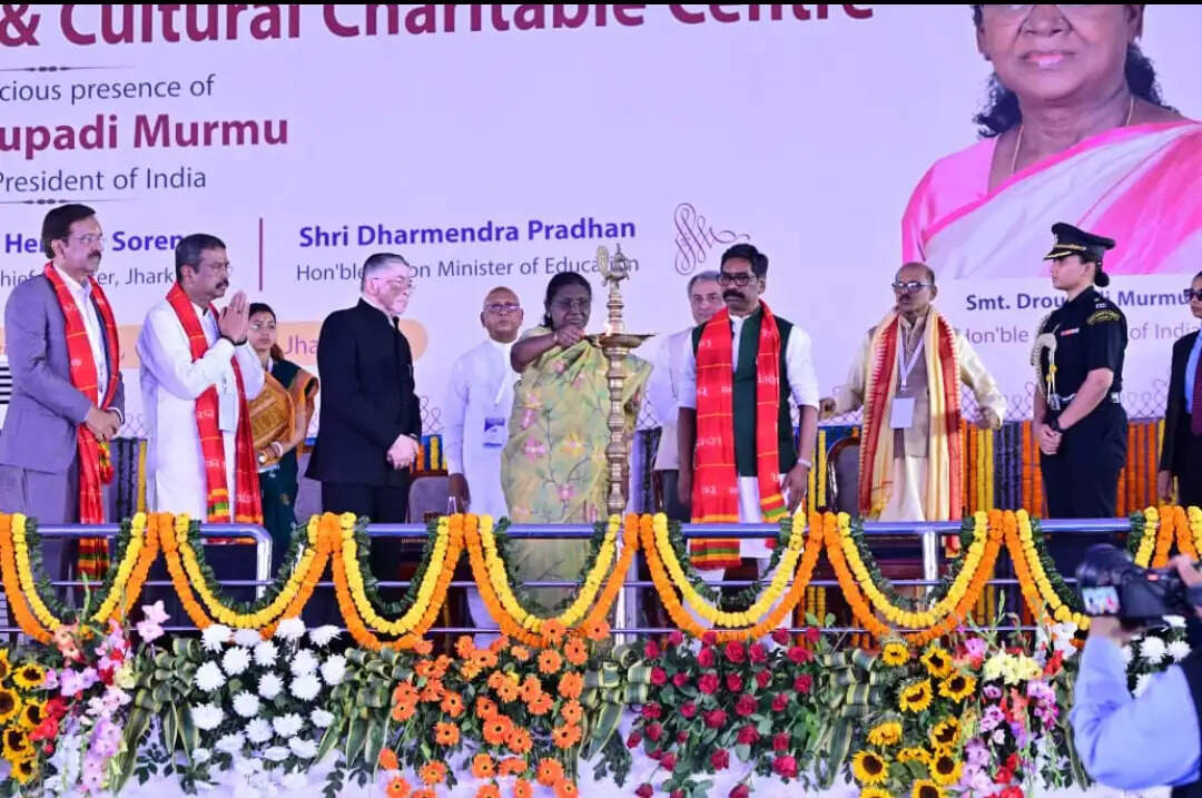 राष्ट्रपति द्रौपदी मुर्मु ने&nbsp;कदमा&nbsp;में श्री जगन्नाथ आध्यात्मिक एवं सांस्कृतिक केंद्र की आधारशिला रखीं