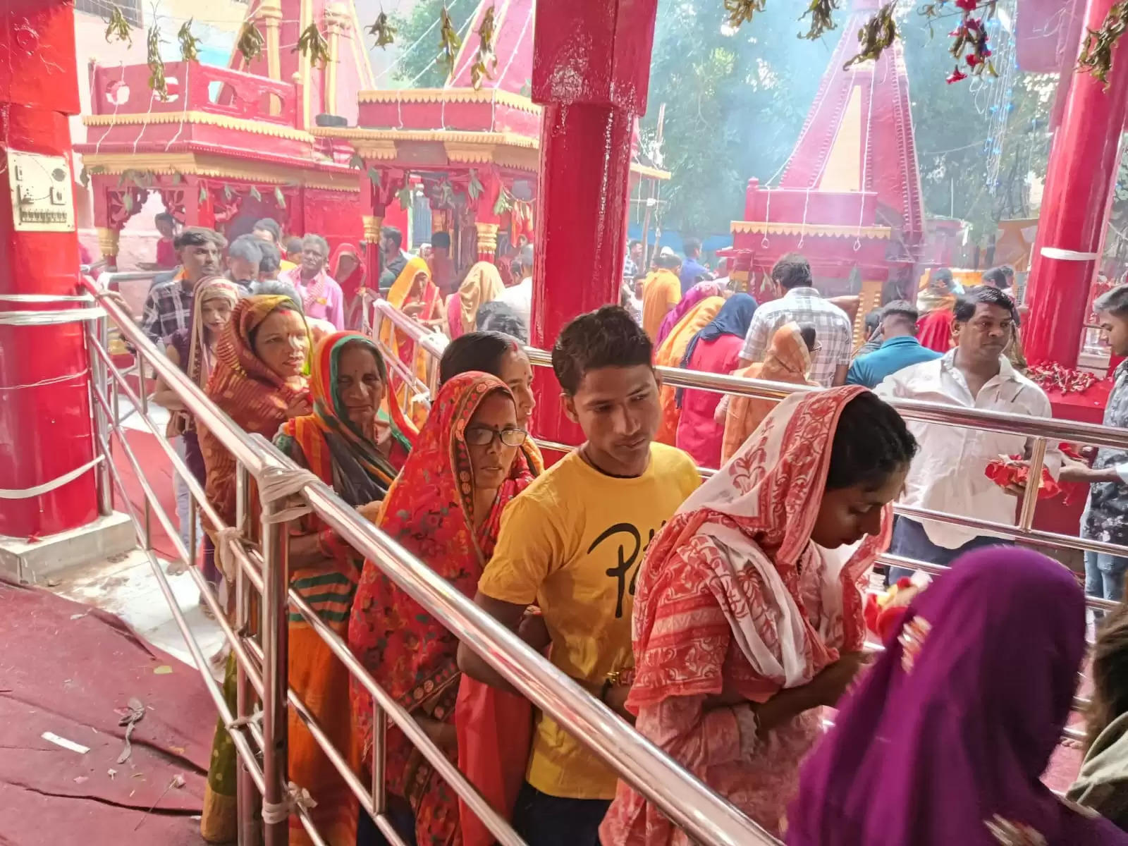 शारदीय नवरात्र के पहले दिन बाबा विश्वनाथ की नगरी मातृशक्ति आराधना में लीन