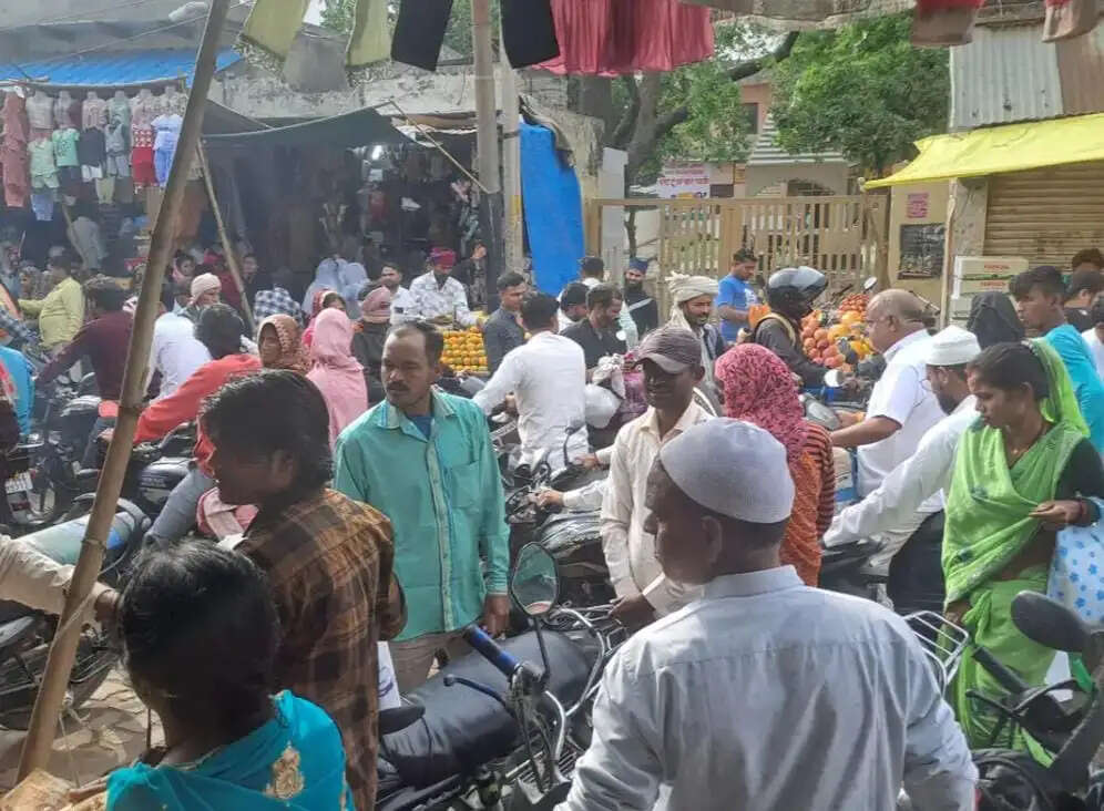 ईद से पहले खरीदारों से गुलजार रहे बाजार