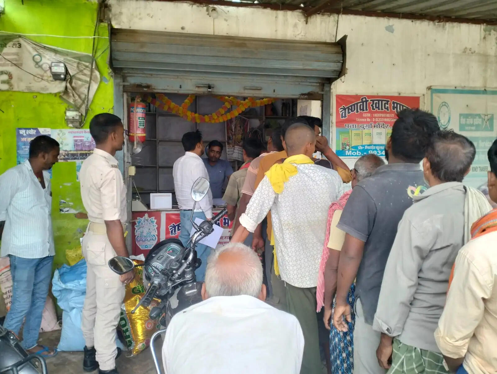 बक्सर के इटाढ़ी में खाद की कालाबाजारी पर प्रशासन का शिकंजा, छापेमारी में पांच विक्रेता जांच के घेरे में
