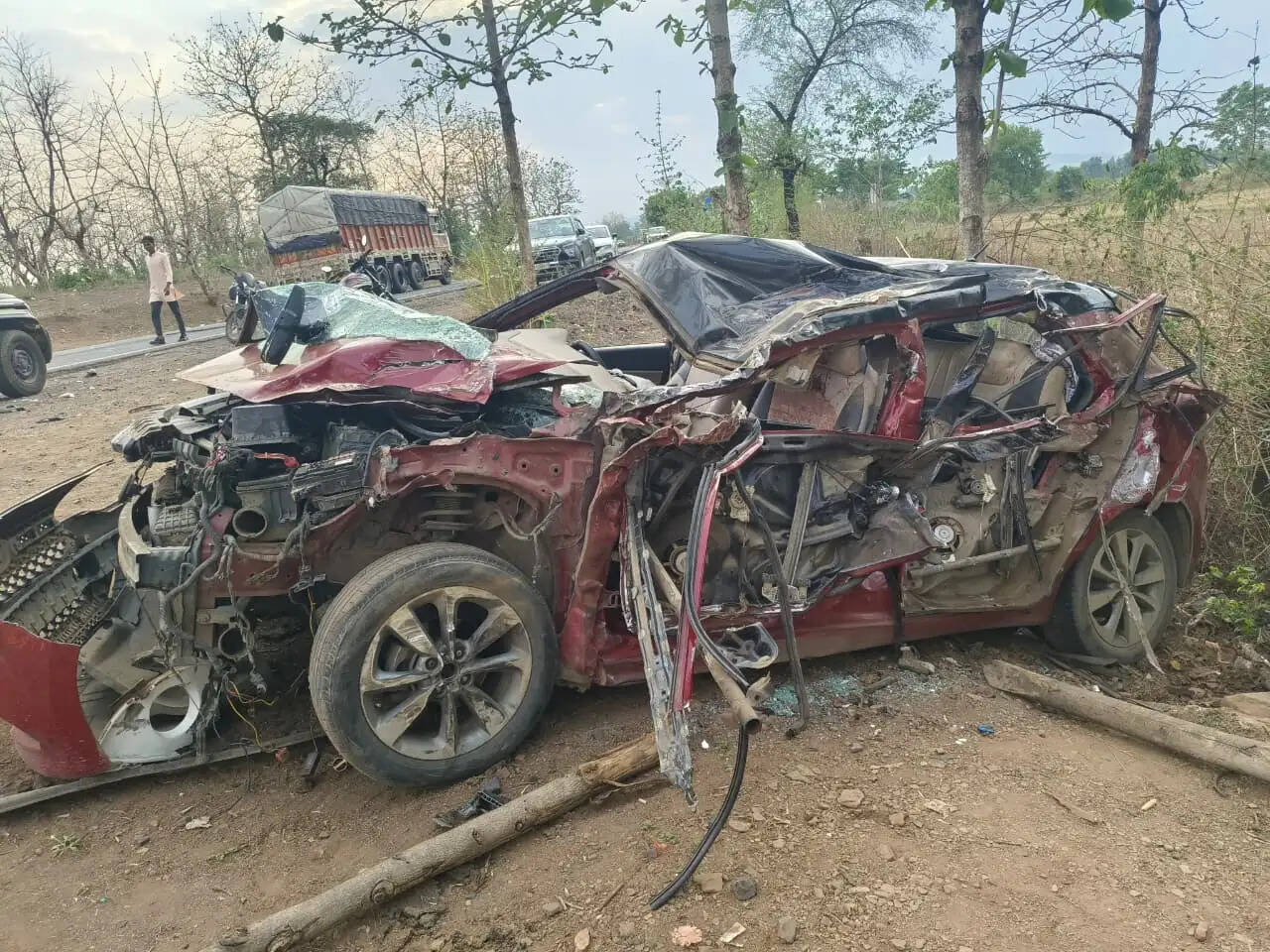 दमोह-जबलपुर स्टेट हाईवे पर भीषण सड़क हादसा, एक ही परिवार के तीन लोगों की मौत