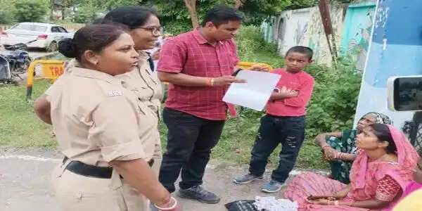 अनूपपुर: पीएम आवास में अपात्रों को लाभ, नाराज महिलाओं ने कलेक्टरेट परिसर के प्रवेश द्वार दिया धरना
