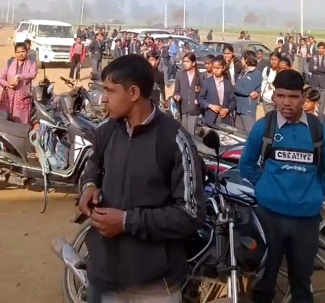 हिसार : प्राचार्या के तबादले की मांग पर गुस्साए ग्रामीणों ने जड़ा आरोही स्कूल गेट को ताला