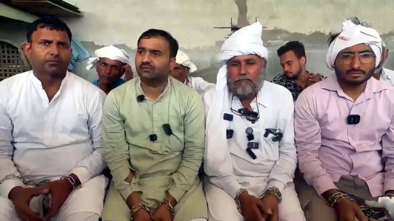 हांसी : चानौत में टी उखाड़ने के बाद दिनभर रणनीति बनाते रहे धरना कमेटी सदस्य