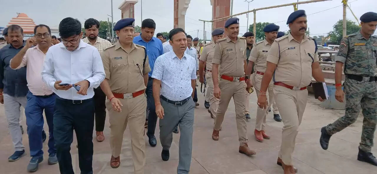 जिलाधिकारी ने गंगा घाट और कांवरिया पथ का किया निरीक्षण