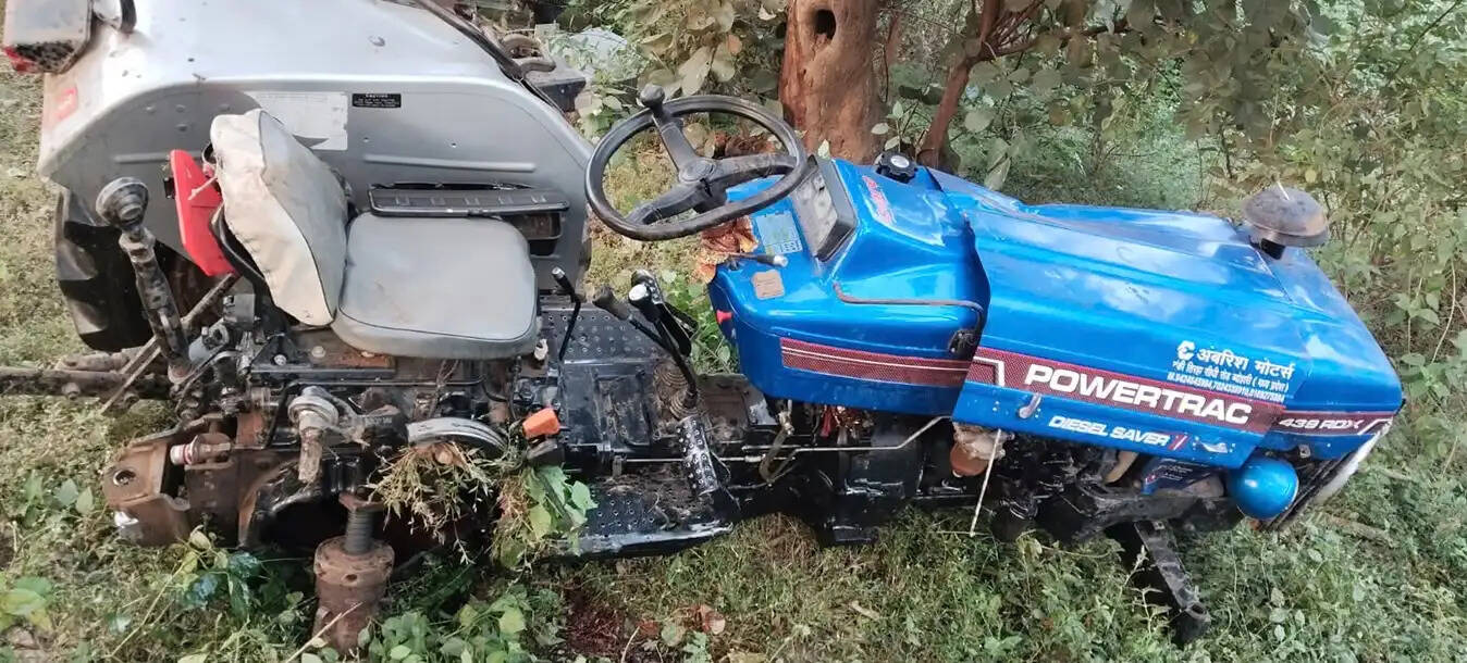शहडोल: तेज रफ्तार ट्रैक्टर इंजन पेड़ से टकराकर गिरा गड्ढे में, दबने से चालक की मौत