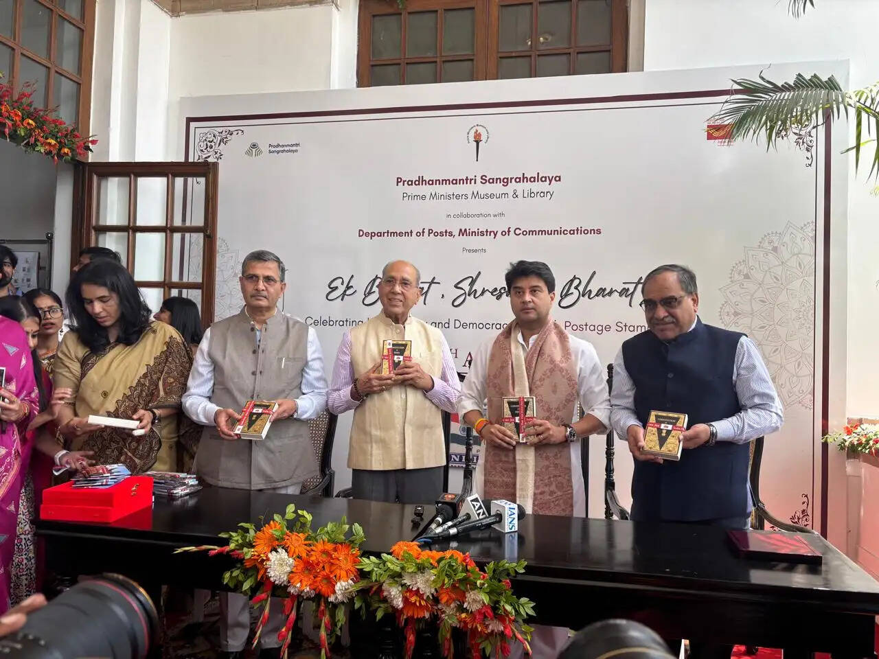 सिंधिया ने प्रधानमंत्री संग्रहालय में ‘एक भारत श्रेष्ठ भारत’ प्रदर्शनी का उद्घाटन किया