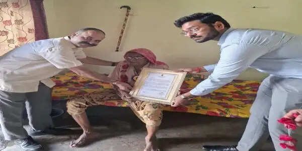 अंतरराष्ट्रीय वृद्धजन दिवस पर शतायु मतदाताओं का सम्मान