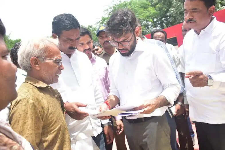 मंदसौरः मुख्यमंत्री जन विश्वास अभियान कलेक्टर ने क्षेत्र में भ्रमण एवं निरीक्षण किया