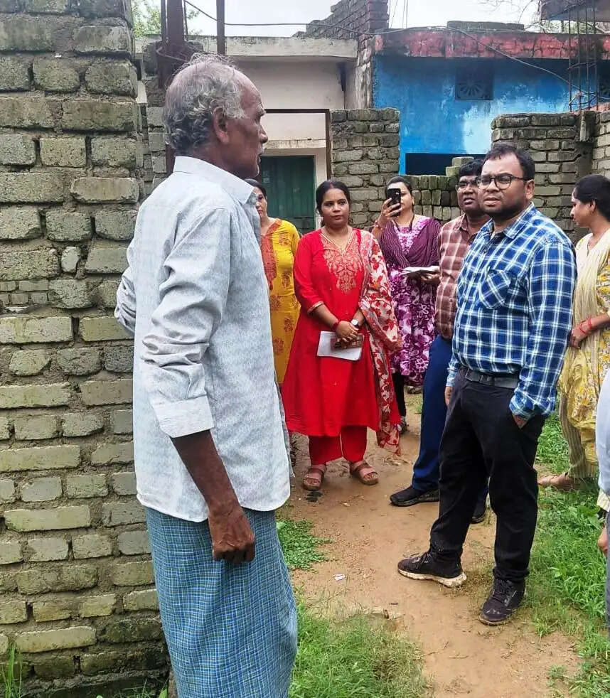 जांजगीर-चांपा : जिपं सीईओ ने पीएम आवास योजना के निर्माण कार्यों का किया निरीक्षण, गुणवत्ता और समय-सीमा पर दिया जोर