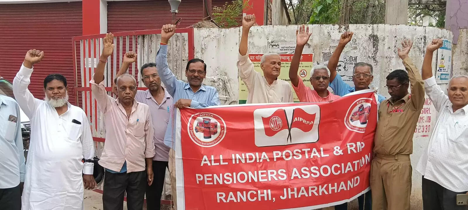 डीए जारी करने की मांग को लेकर कर्मचारियों ने किया प्रदर्शन