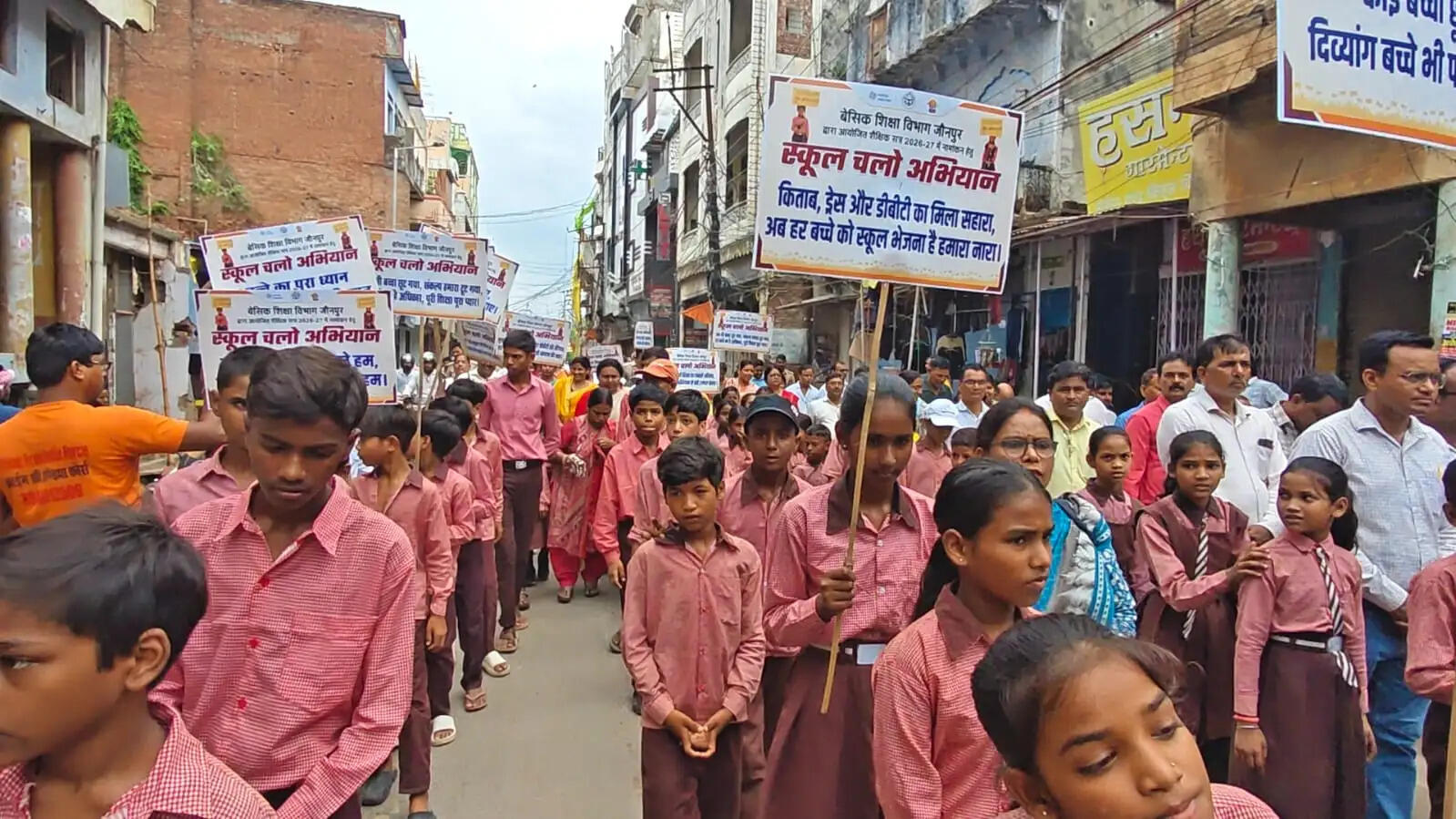 स्कूल चलो अभियान की रैली को राज्यमंत्री गिरीश चंद्र यादव व डीएम ने दिखाई हरी झंडी, शत-प्रतिशत नामांकन का लिया संकल्प