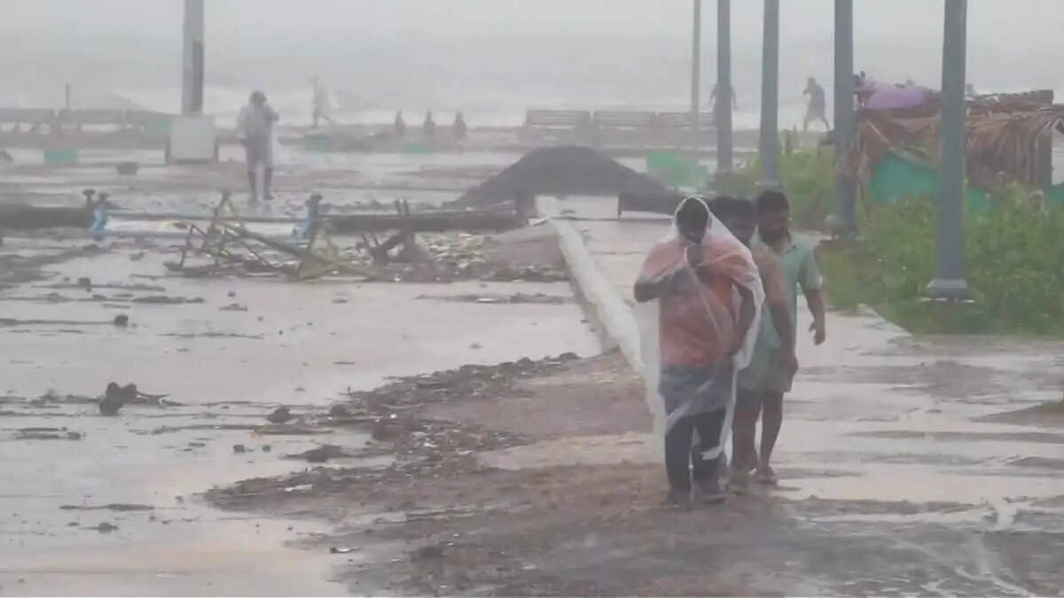चक्रवात 'अर्नब' ने आंध्र प्रदेश में मचाई तबाही, कई मकान क्षतिग्रस्त; मुख्यमंत्री नायडू ने अमित शाह को लिखा पत्र