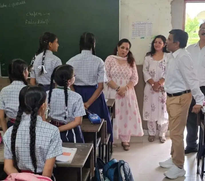 प्रदेश के राजकीय स्कूलों में शिक्षा के स्तर और&nbsp;व्यवस्थाओं&nbsp;को बेहतर बनाना सरकार की है प्राथमिकता:महीपाल&nbsp;ढांडा