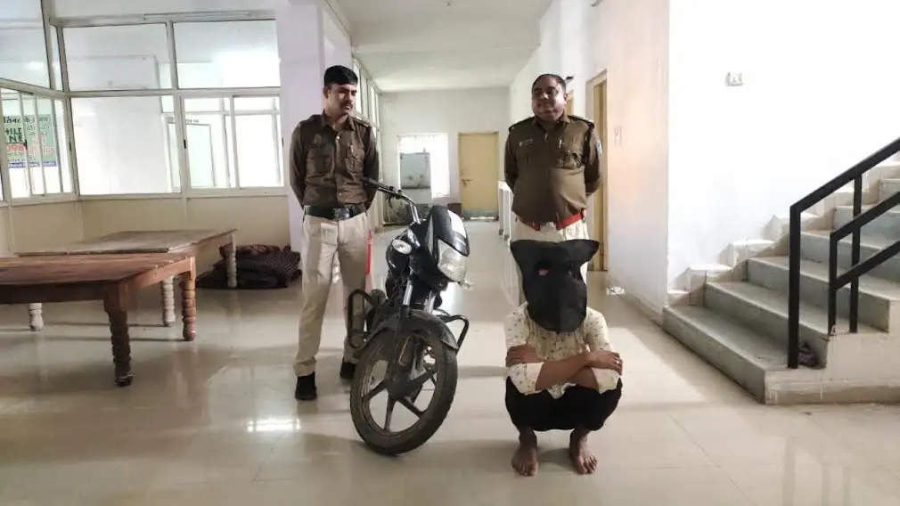 मंदसौर: पुलिस चेकिंग के दौरान तस्कर से दो लाख की अफीम बरामद