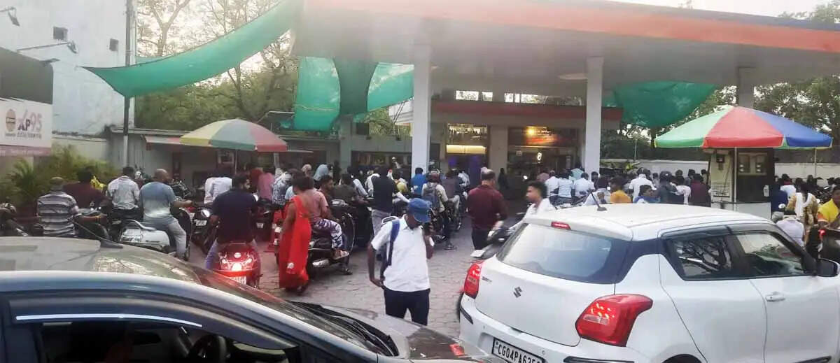 छग&nbsp;की&nbsp;राजधानी रायपुर में पेट्रोल पंपों पर लंबी कतारें, प्रशासन बोला- पर्याप्त है पेट्रोल-डीजल स्टॉक