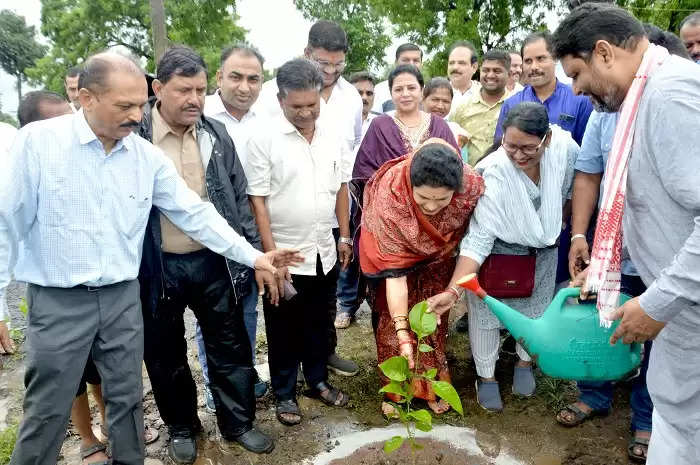 “एक पेड़ मां के नाम” अभियान से सभी लोग जुड़े : राज्य मंत्री गौर