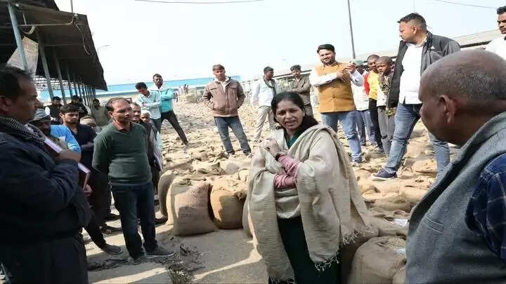 रीवाः कलेक्टर ने करहिया मंडी में किया जैविक हाट बाजार का उद्घाटन