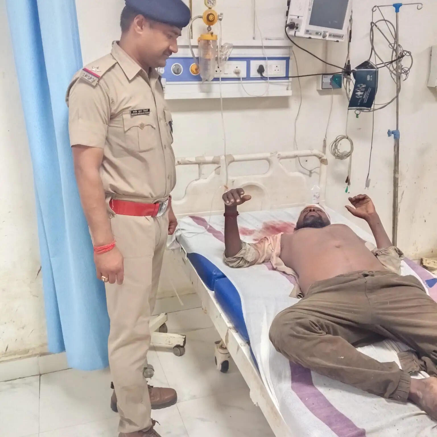 चलती अवध - असम एक्सप्रेस से गिरा यात्री, गंभीर हालत में सदर अस्पताल में भर्ती