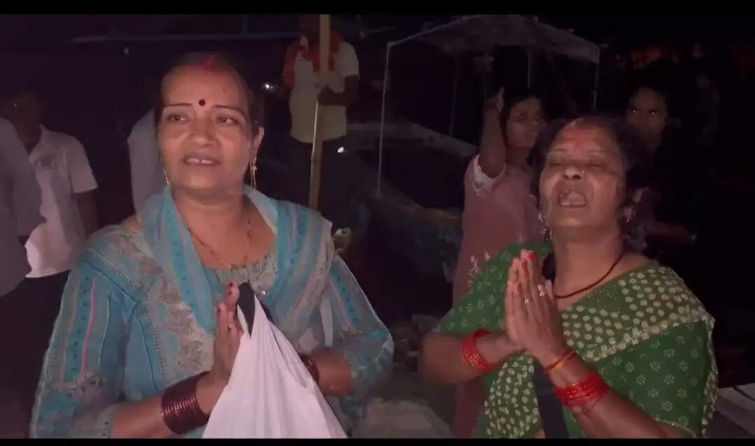 विंध्याचलः अखाड़ा घाट पर बड़ा हादसा टला, डूब रहे पांच श्रद्धालुओं को नाविकों ने बचाया