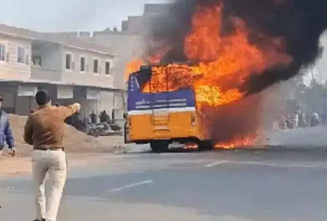 विदिशाः बेकाबू बस ने पिता के साथ खड़े आठ साल बच्चे को कुचला, भीड़ ने बस में तोड़फोड़ कर लगाई आग