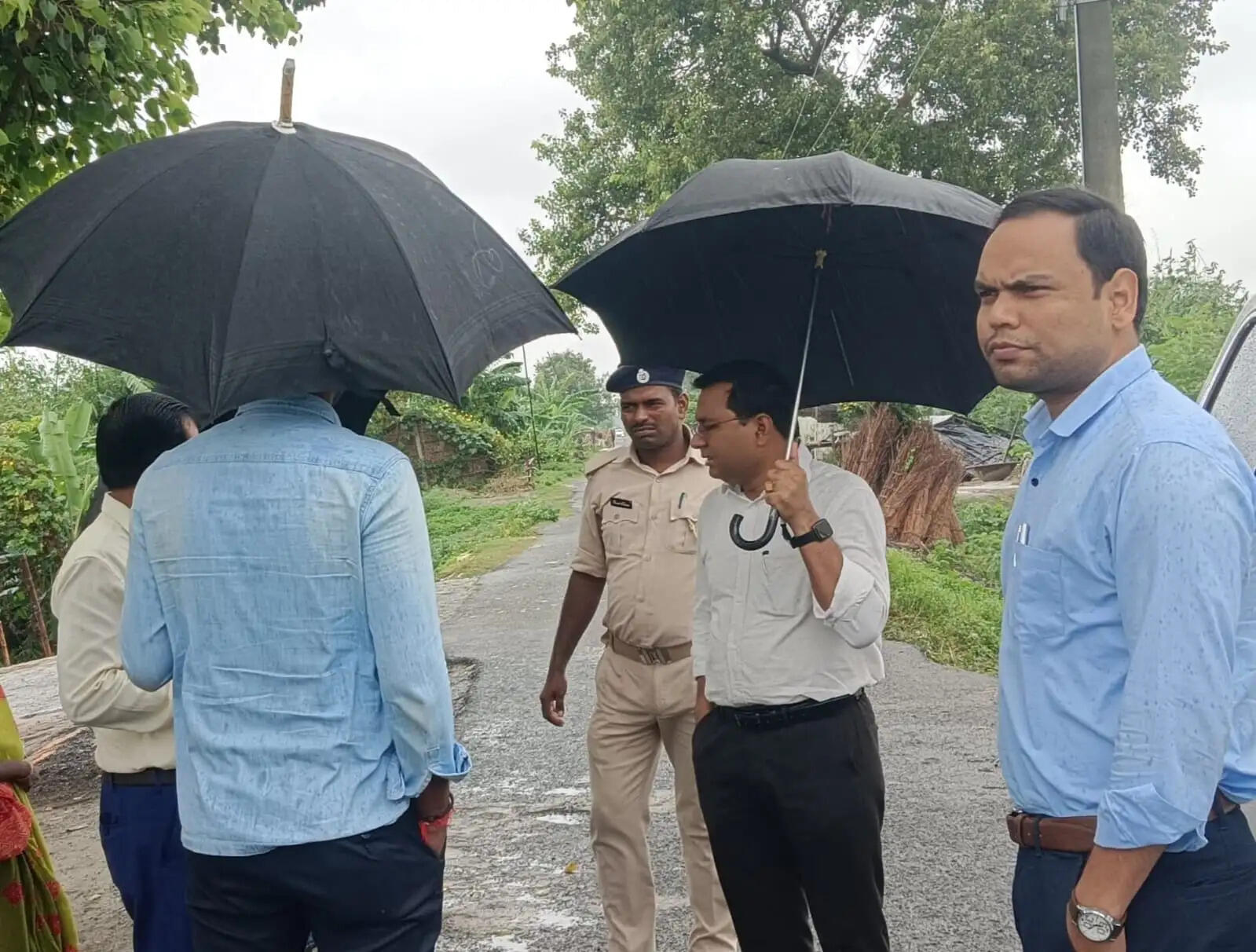 कोसी तटबंध की सुरक्षा को लेकर अधिकारियों ने किया निरीक्षण