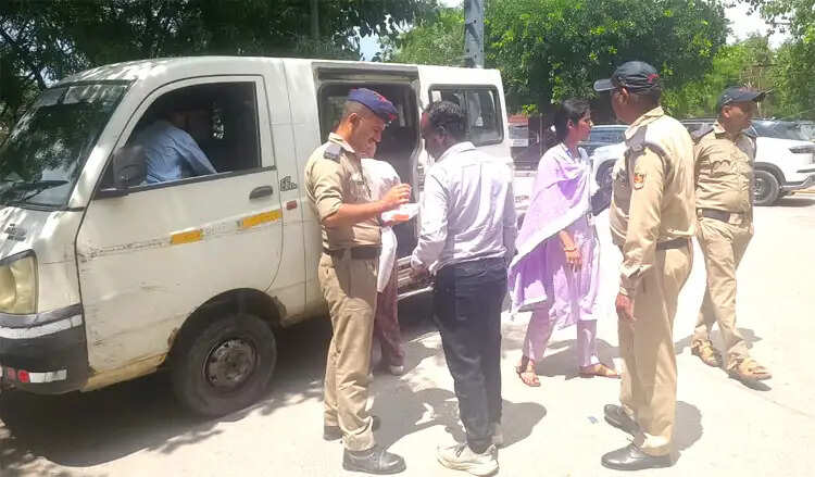 हरिद्वार में स्कूली वाहनों पर कार्रवाई, 65 के चालान, तीन बसें सीज