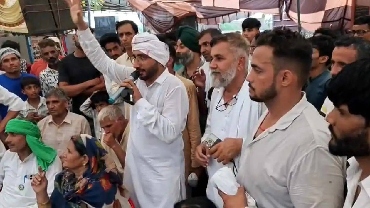 हांसी : भाखड़ा पाइपलाइन पर टी-कनेक्शन का काम शुरू, सत्संग करके ग्रामीणों ने किया धरना समाप्त