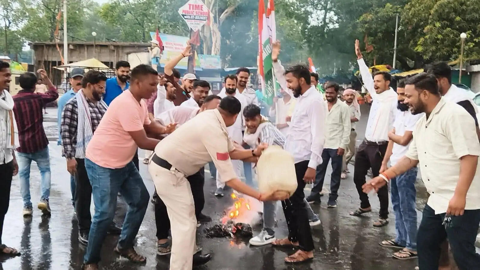 अनूपपुर: मीनाक्षी नटराजन का नामांकन रद्द मामले को लेकर युवा कांग्रेस और एनएसयूआई ने मुख्य चुनाव आयुक्त का पुतला फूंका