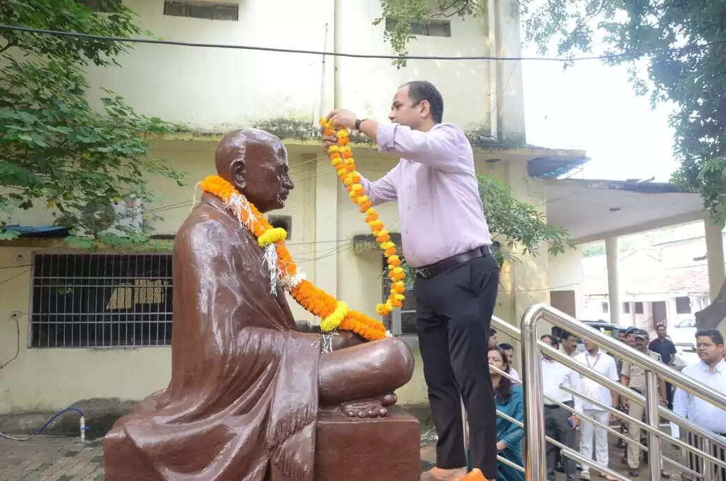 रायपुर : गांधी जयंती पर कलेक्टर ने गांधी प्रतिमा पर माल्यार्पण कर श्रद्धा सुमन अर्पित किए