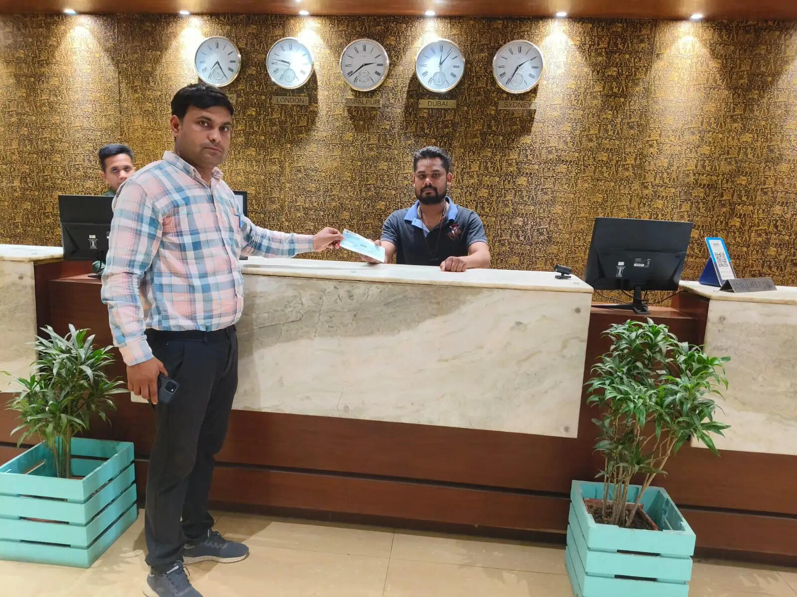 जबलपुरः बी.के. कैसल होटल पर नगर निगम की कार्रवाई