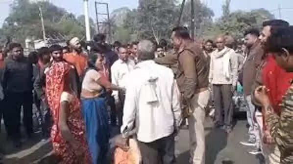 नर्मदापुरम में ट्रक ने बाइक को टक्कर मारने के बाद बुजुर्ग महिला को कुचला, गुस्साए लोगों ने स्टेट हाईवे पर लगाया जाम