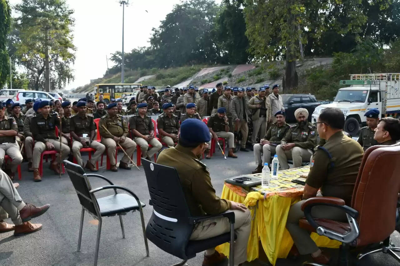 सुप्रीम कोर्ट के फैसले से पहले पुलिस का बनभूलपुरा में फ्लैग मार्च