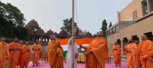 दिल्ली के अक्षरधाम मंदिर में संतों ने दी राष्ट्रध्वज को सलामी