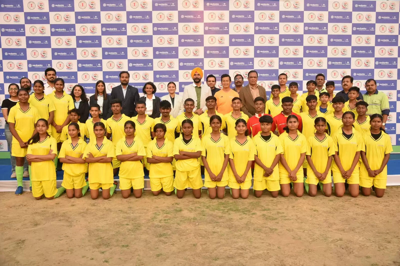 बालको के खेल अकादमी में फुटबॉलर भूटिया ने किया खिलाड़ियों का उत्साहवर्धन, सिखाए अनुशासन के गुर और तकनीकी बारीकियां