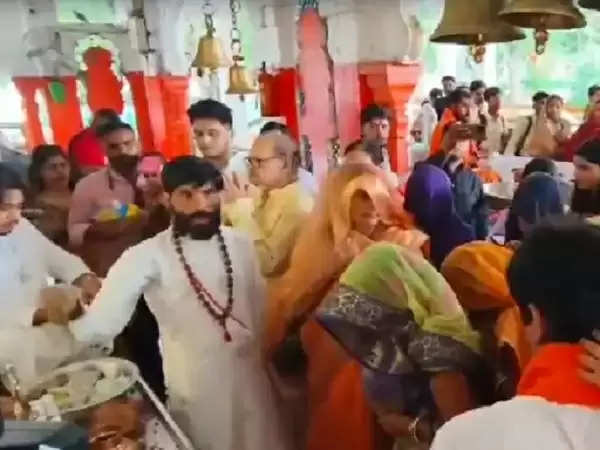 मप्र : इंदौर में 14 लोगों ने अपनाया हिंदू धर्म, चार का शुद्धिकरण कर हुई घर वापसी