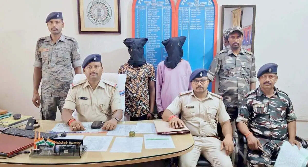 पुलिस ने फरार दो आरोपिताें को किया गिरफ्तार