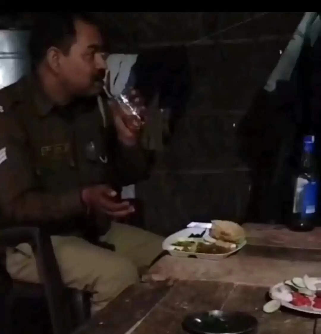 पुलिस कर्मी के हाथ में चिलम,गांजा और गिलास- वर्दी हुई शर्मसार