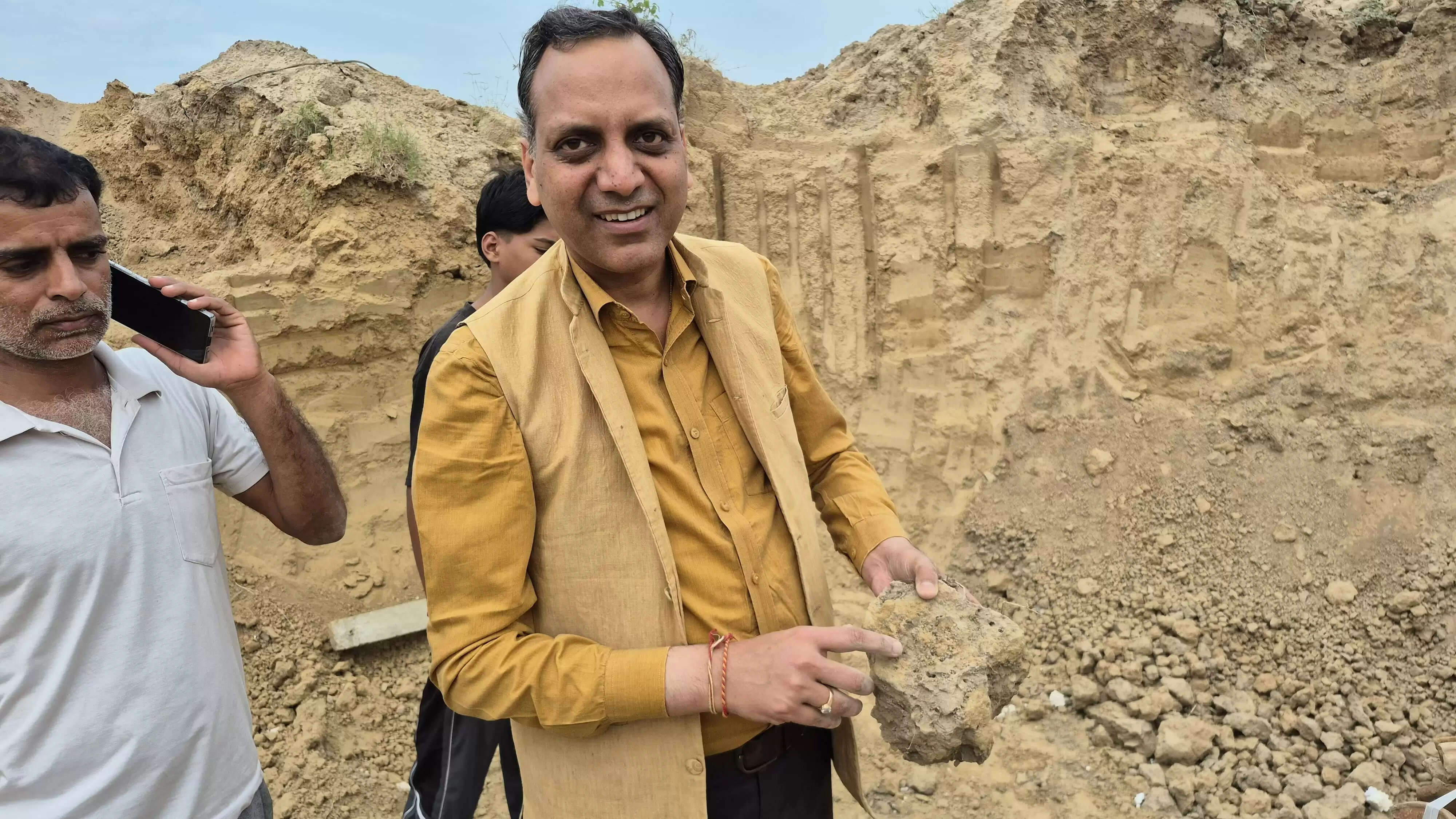 बागपत जिले में खुदाई में चार से पांच हजार साल पुराने अवशेष, इतिहासकार का दावा-यहां रही है महाभारतकालीन बस्ती