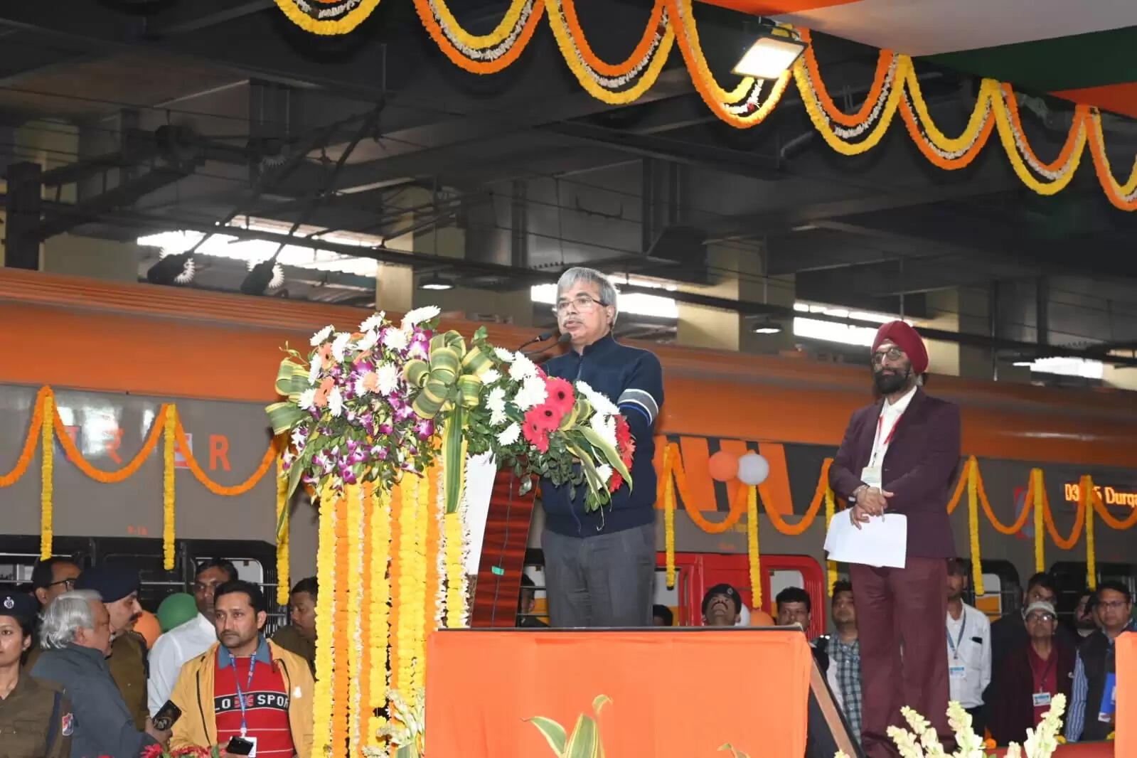 प्रधानमंत्री मोदी ने तीन नई अमृत भारत एक्सप्रेस को दिखाई हरी झंडी