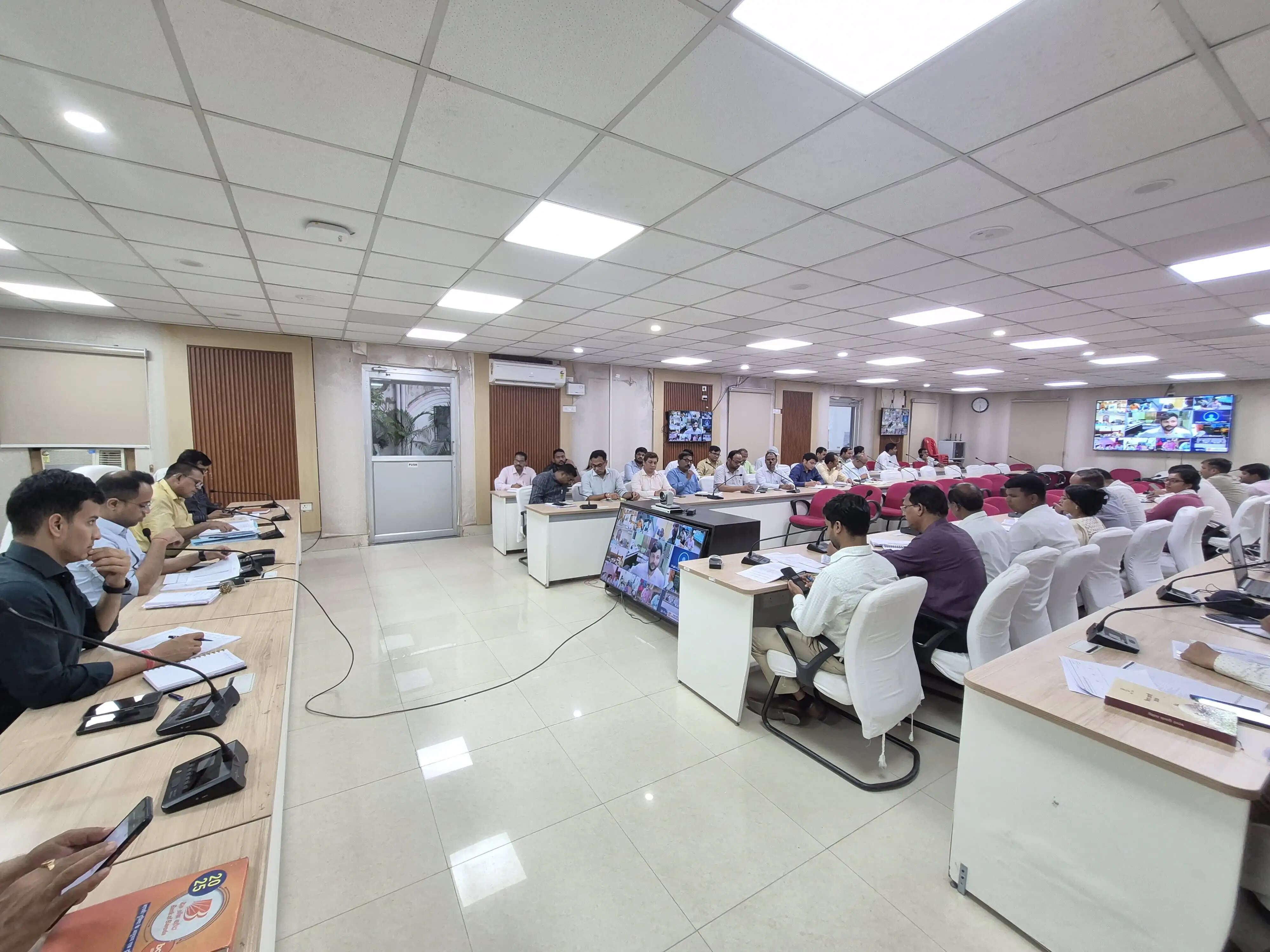 सारण में&nbsp;जनगणना ड्यूटी से गायब रहे 106 पंचायत सचिव को जिलाधिकारी ने वेतन काटने का दिया आदेश