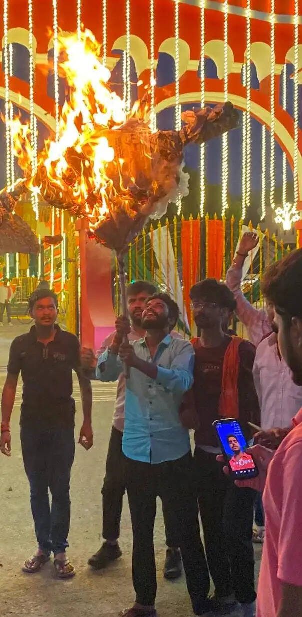 दीक्षांत समारोह में हाउस अरेस्ट के विरोध में एबीवीपी का प्रदर्शन, प्रशासन का फूंका पुतला