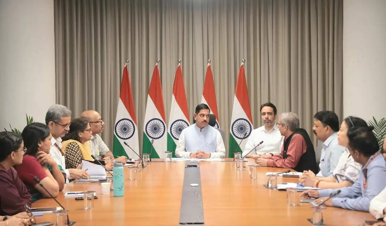 पदभार संभालते ही एक्शन में शिक्षा मंत्री प्रह्लाद जोशी, मंत्रालय के वरिष्ठ अधिकारियों के साथ पहली समीक्षा बैठक