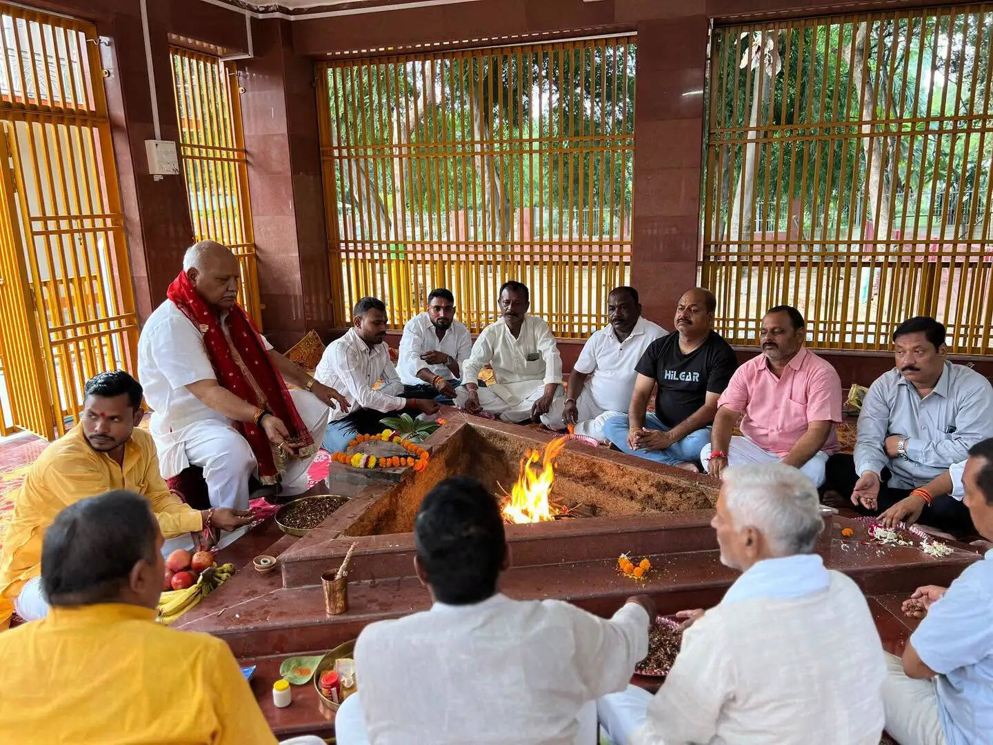 आशीर्वाद के दीपों से जगमगाई अयोध्या, विभिन्न स्थलों पर जलाए गए दीप