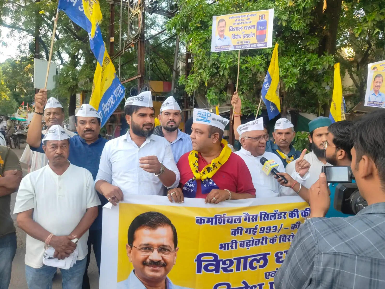 कमर्शियल गैस सिलेंडर की कीमतों में वृद्धि के खिलाफ आम आदमी पार्टी का भोपाल में विरोध प्रदर्शन