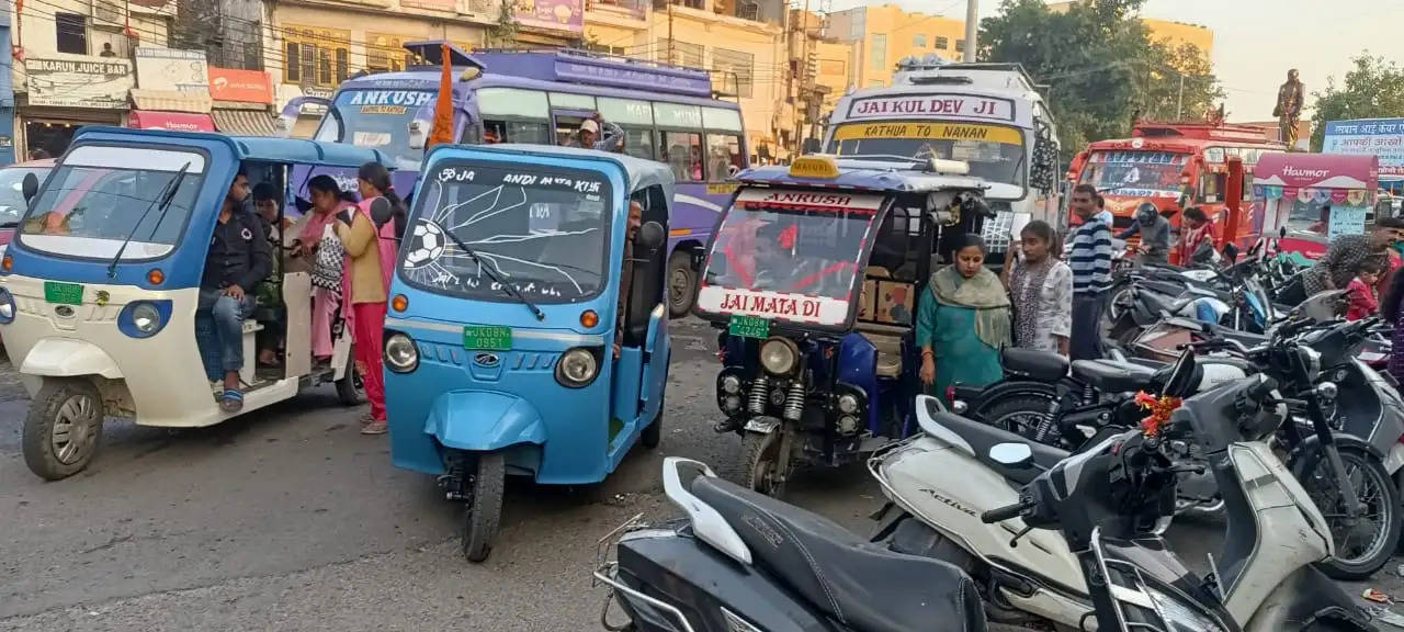 अवैध पार्किंग के कारण त्योहारी सीज़न में बढ़ी जाम की समस्या, लाचार ट्रैफ़िक पुलिस कर्मी मात्र सिटी के सहारे देते हैं ड्यूटी