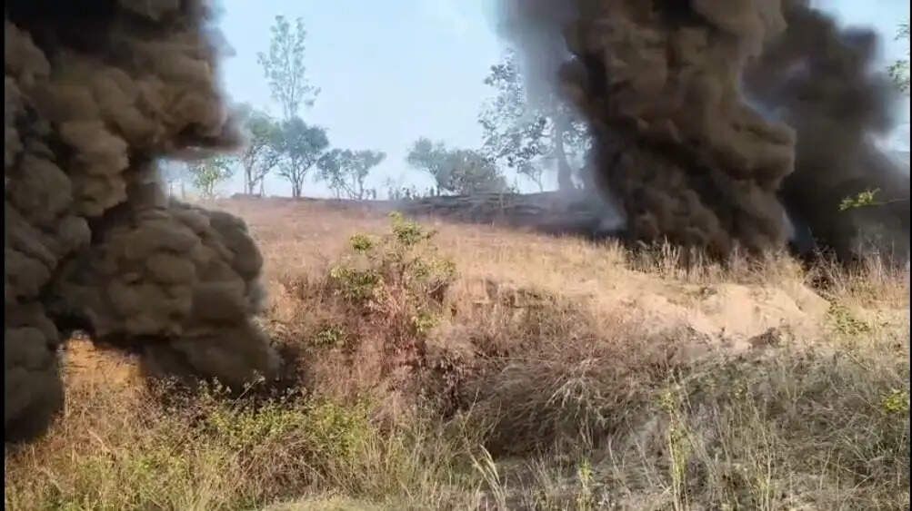 अवैध कोयला खदान में लगी भीषण आग