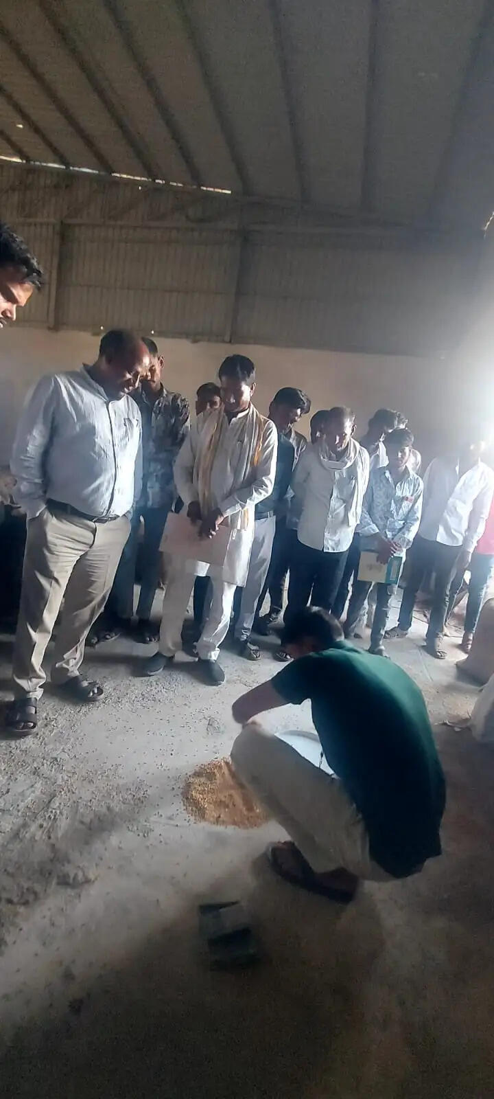 राजगढ़ः कलेक्टर का उपार्जन केंद्रों पर औचक निरीक्षण,लापरवाही पर नोटिस जारी