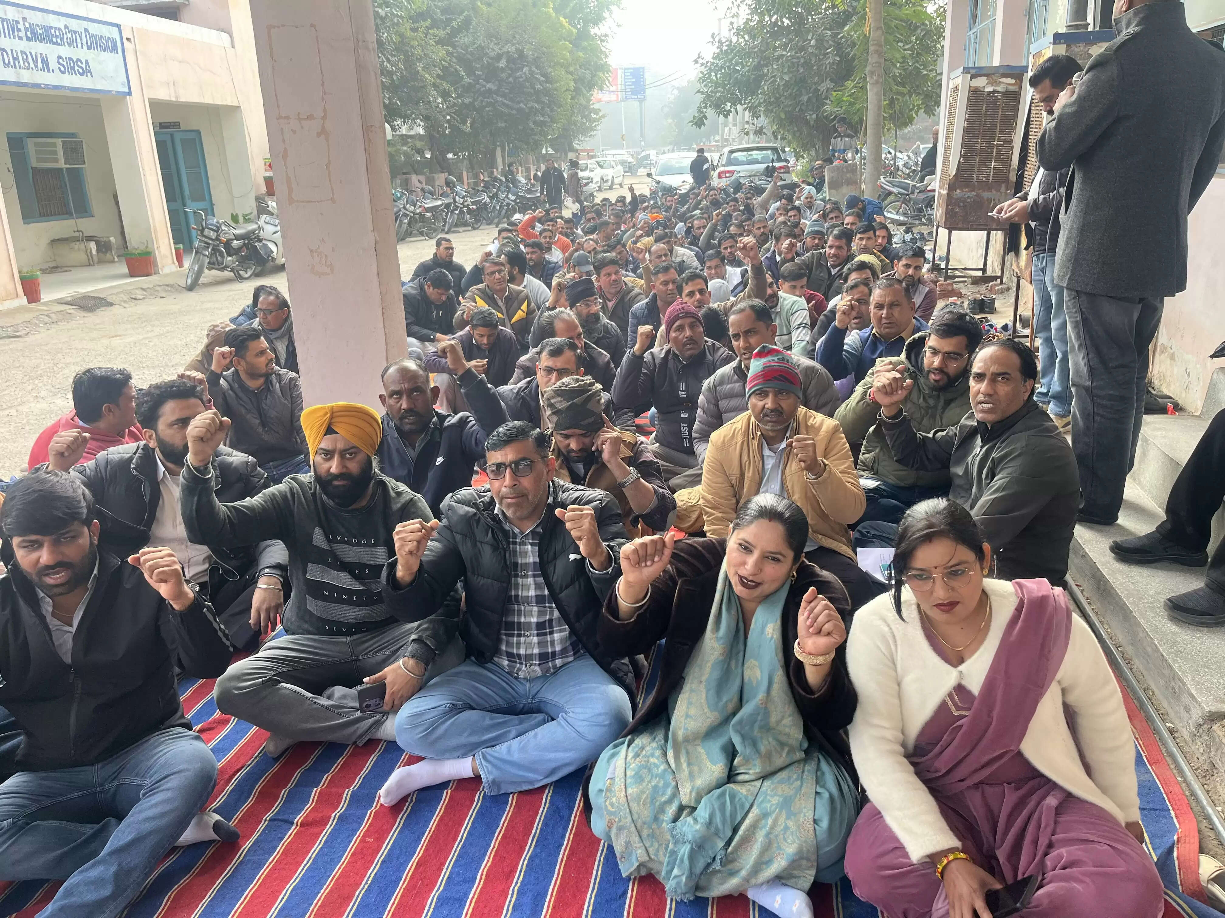 सिरसा: स्थानांतरण नीति के विरोध में बिजली कर्मचारियों ने किया विरोध प्रदर्शन